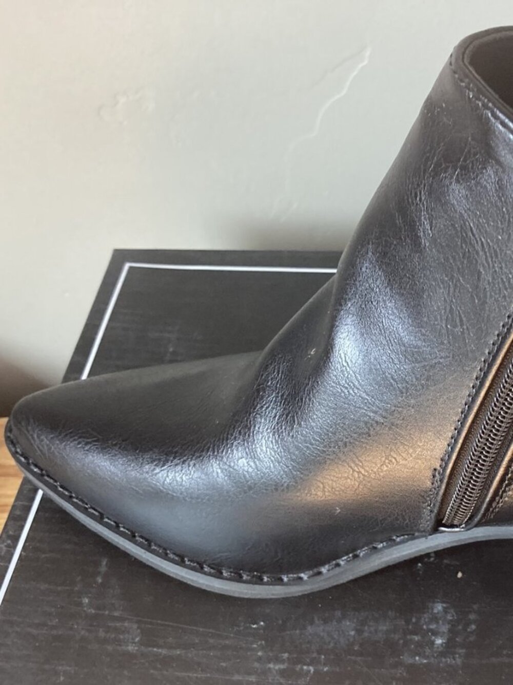 NWOT Black Pointed Toe Side Zip Ankle Boots Booties Size 8
